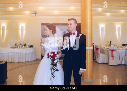 De nouvelles lunettes et un moment romantique à votre mariage. Banque D'Images