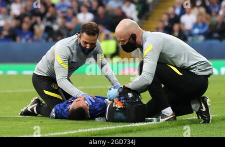 Hakim Ziyech de Chelsea reçoit un traitement pour une blessure à l'épaule lors du match de la Super coupe de l'UEFA à Windsor Park, Belfast. Date de la photo: Mercredi 11 août 2021. Banque D'Images