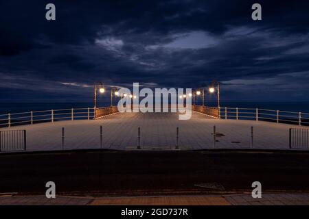 New Colwyn Bay Pier la nuit, côte nord du pays de Galles Banque D'Images