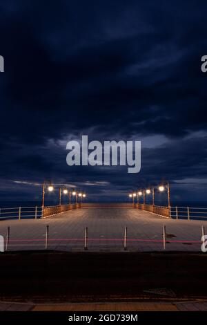 New Colwyn Bay Pier la nuit, côte nord du pays de Galles Banque D'Images