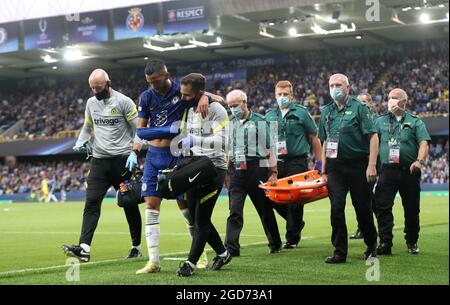 Hakim Ziyech de Chelsea quitte le terrain avec une blessure aux épaules lors du match de la Super coupe de l'UEFA à Windsor Park, Belfast. Date de la photo: Mercredi 11 août 2021. Banque D'Images