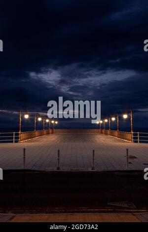 New Colwyn Bay Pier la nuit, côte nord du pays de Galles Banque D'Images