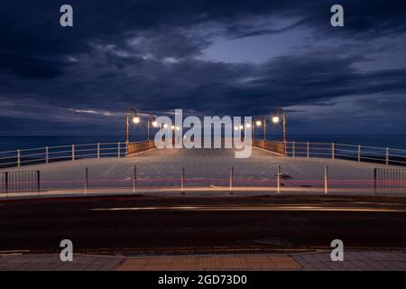 New Colwyn Bay Pier la nuit, côte nord du pays de Galles Banque D'Images