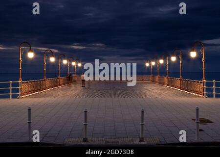 New Colwyn Bay Pier la nuit, côte nord du pays de Galles Banque D'Images