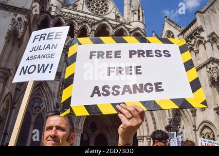 Londres, Royaume-Uni. 11 août 2021. Un manifestant tient un écriteau « Free Press, Free Assange » lors de la manifestation devant les cours royales de justice, où l'audience préliminaire pour l'appel des États-Unis contre la décision de ne pas extrader le fondateur de WikiLeaks, Julian Assange, a eu lieu. Crédit : SOPA Images Limited/Alamy Live News Banque D'Images