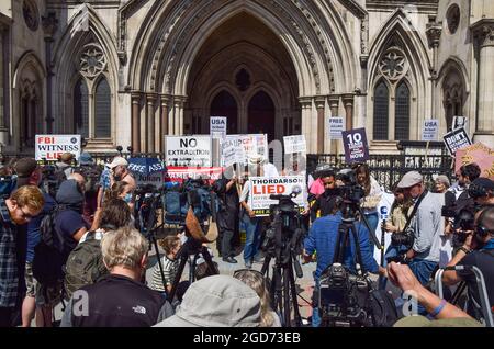 Londres, Royaume-Uni. 11 août 2021. Les manifestants et les médias se tiennent devant les tribunaux royaux de Justice, où a eu lieu l'audience préliminaire pour l'appel des États-Unis contre la décision de ne pas extrader le fondateur de WikiLeaks, Julian Assange. Crédit : SOPA Images Limited/Alamy Live News Banque D'Images