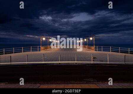 New Colwyn Bay Pier la nuit, côte nord du pays de Galles Banque D'Images