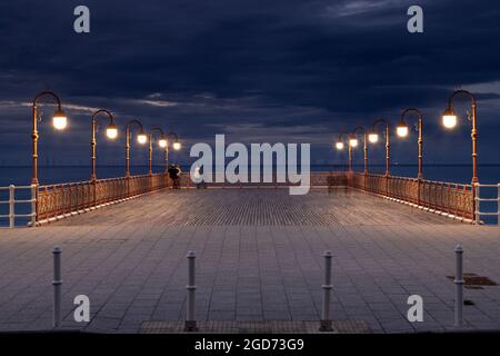 New Colwyn Bay Pier la nuit, côte nord du pays de Galles Banque D'Images