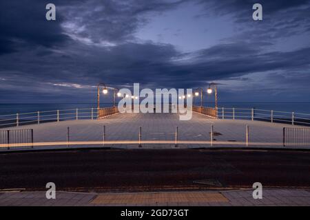 New Colwyn Bay Pier la nuit, côte nord du pays de Galles Banque D'Images