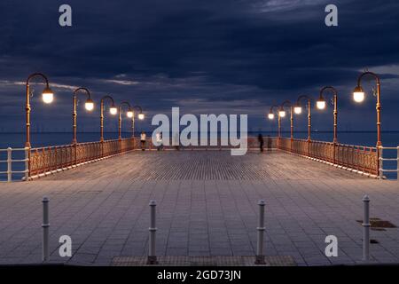 New Colwyn Bay Pier la nuit, côte nord du pays de Galles Banque D'Images