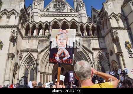 Londres, Royaume-Uni. 11 août 2021. Un manifestant tient un écriteau « Free Julian Assange » lors de la manifestation devant les cours royales de justice, où l'audience préliminaire pour l'appel des États-Unis contre la décision de ne pas extrader le fondateur de WikiLeaks, Julian Assange, a eu lieu. (Photo de Vuk Valcic/SOPA Images/Sipa USA) crédit: SIPA USA/Alay Live News Banque D'Images