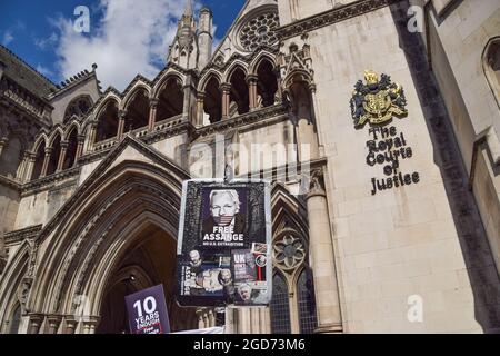 Londres, Royaume-Uni. 11 août 2021. Un écriteau « Free Assange » a été vu lors de la manifestation devant les cours royales de justice, où l'audience préliminaire pour l'appel américain contre la décision de ne pas extrader le fondateur de WikiLeaks, Julian Assange, a eu lieu. (Photo de Vuk Valcic/SOPA Images/Sipa USA) crédit: SIPA USA/Alay Live News Banque D'Images