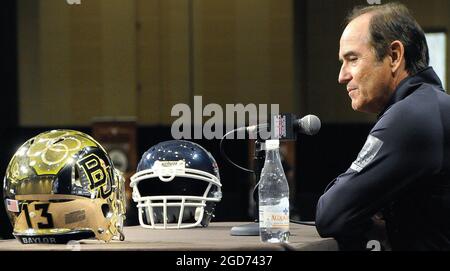 Dallas, États-Unis. 23 juillet 2013. L'entraîneur de l'Université Baylor, Art Briles, s'entretient avec les journalistes lors de la journée des médias Big 12 à l'hôtel Omni de Dallas, Texas, le mardi 23 juillet 2013. (Max Faulkner/fort Worth Star-Telegram/TNS/Sipa USA) Credit: SIPA USA/Alay Live News Banque D'Images