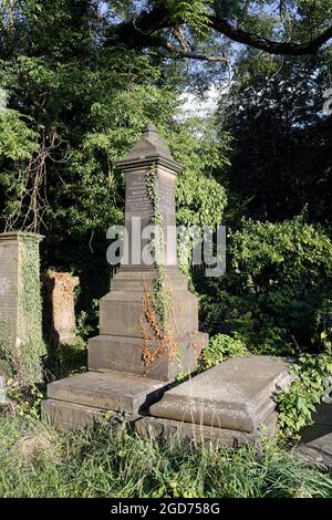 Pierres tombales mémoriaux dans le cimetière général Sheffield Angleterre Banque D'Images