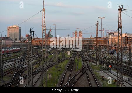 Munich, Allemagne. 11 août 2021. Des voies vides sont visibles à la gare centrale de Munich lors de la grève nationale des conducteurs de train de 48 heures sur 24 dans les services de transport de voyageurs et les infrastructures ferroviaires. Le syndicat des conducteurs de train GDL avait appelé ses membres à prendre des mesures industrielles. Credit: Felix Hörhager/dpa/Alay Live News Banque D'Images