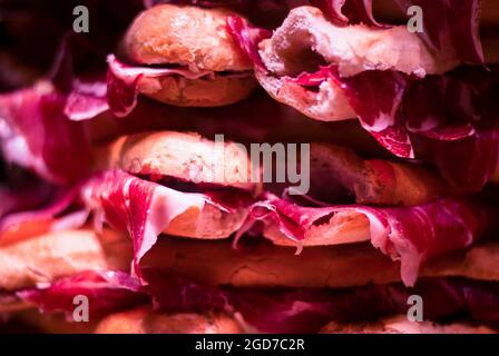 Les sandwichs au jambon ibérique sont empilés dans la fenêtre du magasin de la cuisine espagnole noire Banque D'Images