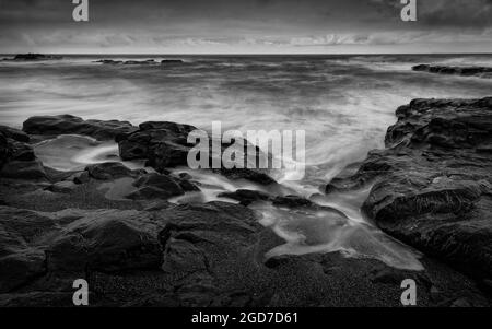 Rochers côtiers et surf à Yachats sur la côte centrale de l'Oregon. Banque D'Images