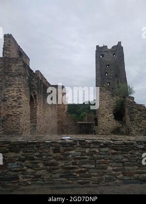 Photo verticale du château d'Okor en République tchèque sous un ciel sombre Banque D'Images