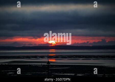 Heysham, Lancashire, Royaume-Uni. 11 août 2021. Le soleil traverse les nuages avant de traverser la baie de Morecambe crédit: PN News/Alay Live News Banque D'Images