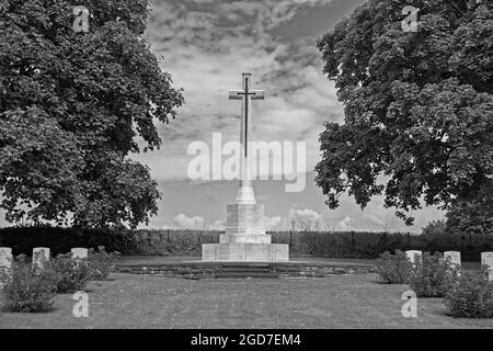 Croix du sacrifice avec le Greatsabre dans le cimetière de guerre de Hanovre (CWGC) 2. WW et cimetière militaire Seelze / Ahlem, Allemagne / Allemagne Banque D'Images