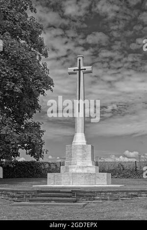 Croix du sacrifice avec le Greatsabre dans le cimetière de guerre de Hanovre (CWGC) 2. WW et cimetière militaire Seelze / Ahlem, Allemagne / Allemagne Banque D'Images