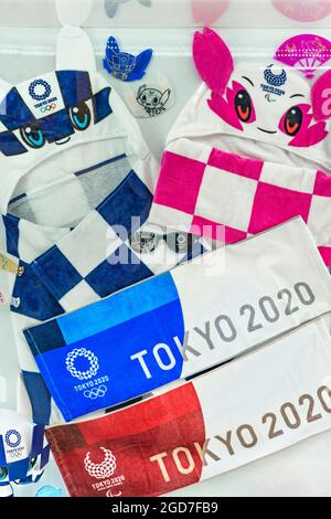 tokyo, japon - juillet 20 2021: Marchandises représentant les personnages officiels de mascottes Someity et Miraitowa liés aux Jeux Olympiques de Tokyo 2020 et Pa Banque D'Images