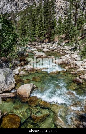 Vue sur les eaux claires qui se déversent sur les rochers de la South Fork de Kings River, près de Road's End au parc national de Kings Canyon. Ici, l'eau est plus basse t Banque D'Images