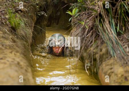 OKINAWA, Japon (avril 15, 2021) les Seabés du bataillon de construction mobile navale (NMCB) 4 et les Marines du 9e Bataillon de soutien technique manœuvrent dans le cadre d'un cours au Centre d'entraînement de Jungle Warfare. Le NMCB-4, basé à Port Hueneme, en Californie, est déployé dans toute la région Indo-Pacifique et est prêt à fournir des solutions d'ingénierie et à construire des installations expéditionnaires et des bases navales avancées aux commandants de la Force navale et interarmées. (É.-U. Photo de la marine par le spécialiste des communications de masse 2e classe Douglas Parker) Banque D'Images