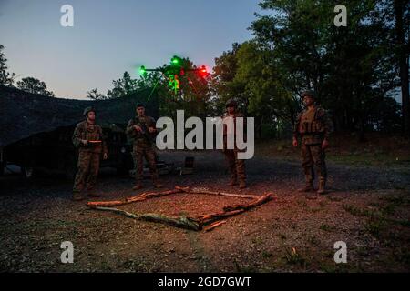 Marines des États-Unis avec 1er Bataillon, 10e Régiment maritime, 2d Marine Division (2d MARDIV), observez un terrain de drone R-80D SkyRaider pendant l'exercice Rolling Thunder 21.2 sur fort Bragg, N.C, 20 avril 2021. Il s’agit d’un exercice d’artillerie à feu vivant où la 10e Marines a employé des feux distribués par l’intermédiaire de bases expéditionnaires avancées simulées (BEE). La formation a augmenté la préparation au combat de 2d MARDIV contre un concurrent de pairs. Les petits systèmes aériens sans pilote permettent une meilleure visibilité de la situation et servent de capteur pour accélérer la prise de décision. (É.-U. Photo du corps marin par PFC.Sarah Pysher) Banque D'Images