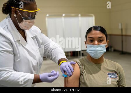 Le cadet de l'armée américaine Brandi Brooks, affecté au ROTC de l'Université d'État de Bowie, reçoit la vaccination COVID-19 à l'Université d'État de Bowie, à Bowie, Maryland, le 26 avril 2021. (É.-U. Photo de l'armée par le Sgt. 1ère classe Vanessa Atchley) Banque D'Images