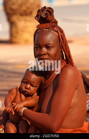 Femme de la tribu himba à la ville d'Outjo, Kunene, région, Namibie du nord Banque D'Images