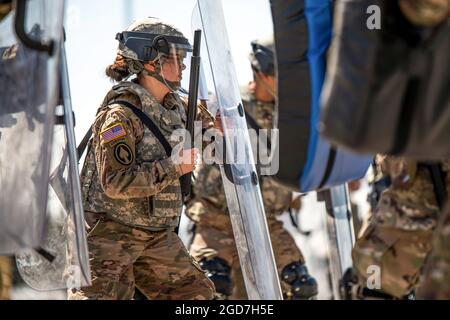 Les gardiens de l'Utah participent à l'entraînement de la Force de réaction de la Garde nationale le 02 mai, au North Salt Lake City Armory. La formation est conçue pour s'assurer que les gardes sont prêts à répondre à une activation NGRF aussi rapidement et efficacement que possible. (É.-U. Photo de la Garde nationale aérienne par Tech. Sgt. Colton Elliott) Banque D'Images