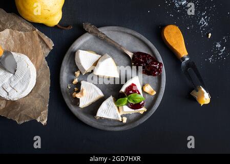 Fromage Camembert dénoyé sur une assiette en argile avec confiture Banque D'Images