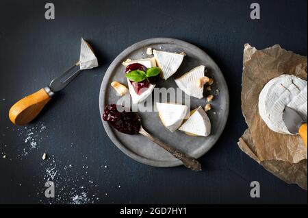 Fromage Camembert dénoyé sur une assiette en argile avec confiture Banque D'Images