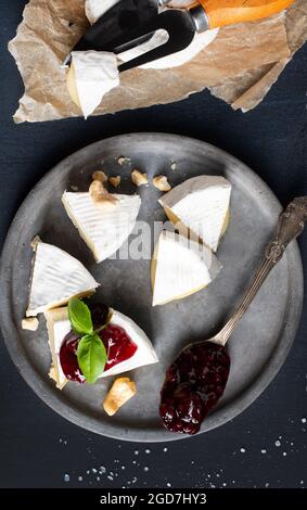 Fromage Camembert dénoyé sur une assiette en argile avec confiture Banque D'Images