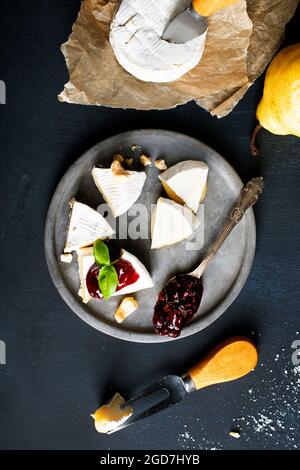 Fromage Camembert dénoyé sur une assiette en argile avec confiture Banque D'Images