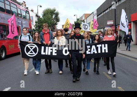 Turnpike Lane, Londres, Royaume-Uni. 7 septembre 2019. Le squelette funéraire marche le long des voies vertes. Extinction rébellion des manifestants contre le changement climatique Banque D'Images