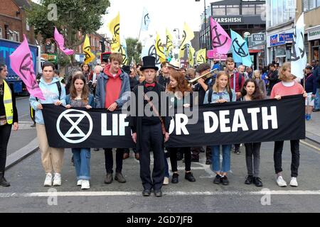 Turnpike Lane, Londres, Royaume-Uni. 7 septembre 2019. Le squelette funéraire marche le long des voies vertes. Extinction rébellion des manifestants contre le changement climatique Banque D'Images