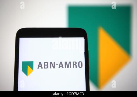 Ukraine. 11 août 2021. Dans cette illustration, un logo ABN AMRO d'une banque néerlandaise est visible sur l'écran d'un smartphone. Crédit : SOPA Images Limited/Alamy Live News Banque D'Images