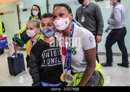 Guarulhos, Sao Paulo, Brésil. 11 août 2021. (SPO) la gymnaste brésilienne Rebeca Andrade arrive à Guarulhos. 11 août 2021, Guarulhos, Brésil: Le gymnaste brésilien Rebeca Andrade, médaillée d'argent dans l'individu général et d'or dans l'épreuve de saut de gymnastique artistique aux Jeux Olympiques de Tokyo, arrive à l'aéroport international de Guarulhos, à Sao Paulo, le mercredi (11) (Credit image: © Bruno Escolastico/TheNEWS2 via ZUMA Press Wire) Banque D'Images