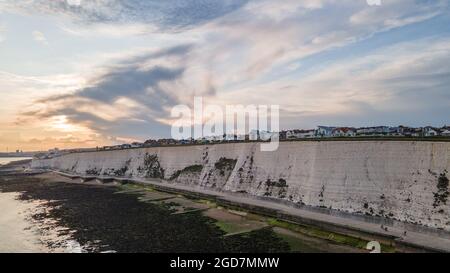 Coucher de soleil nuageux sur les falaises près de Brighton. Banque D'Images