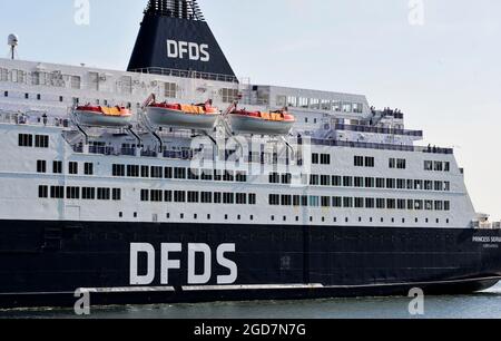 AJAXNETPHOTO. JUILLET 2021. NORTH SHIELDS, ANGLETERRE. - VERS L'EXTÉRIEUR - LE FERRY DFDS NORTH SEA PRINCESS SEAWAYS VERS L'EXTÉRIEUR DEPUIS LE FLEUVE TYNE. PHOTO:TONY HOLLAND/AJAX REF:DTH212707 39020 Banque D'Images