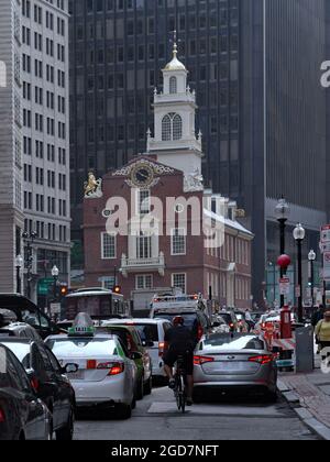 Boston, Massachusetts - 23 juin 2015 : circulation intense pendant les heures de pointe dans le centre-ville de Boston, en face de l'historique Old State House. Banque D'Images