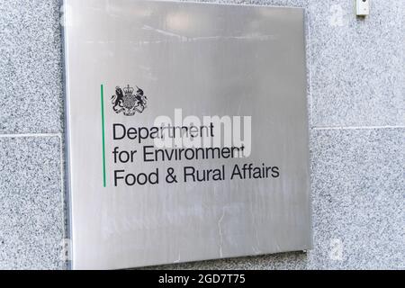 Signalisation pour le département de l'environnement, de l'alimentation et des affaires rurales gravée en acier inoxydable, à l'extérieur de l'entrée du bâtiment, Londres, Angleterre Banque D'Images