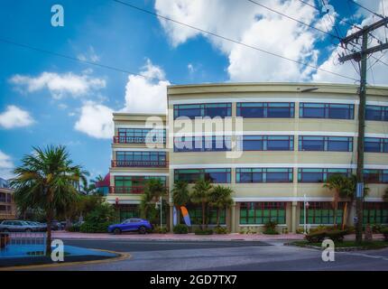 Grand Cayman, Îles Caïmans, juillet 2020, vue du côté de l'immeuble de la banque First Caribbean de George Town CIBC Banque D'Images