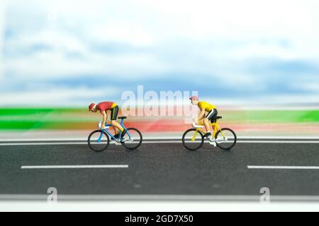 Photographie miniature de personnage de jouet de personnes. Vélo à mouvement rapide. Un cycliste qui fait du vélo sur une piste à vitesse rapide. Photo d'image Banque D'Images