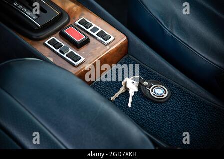 Clés de voiture sur une console centrale d'une voiture classique par le sélecteur de vitesse. Banque D'Images