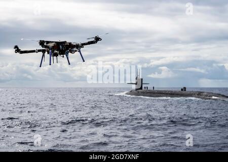 201019-N-LI768-1111 OCÉAN PACIFIQUE le 19 octobre 2020 -- un véhicule aérien sans pilote livre une charge utile au sous-marin de missiles balistiques de classe Ohio USS Henry M. Jackson (SSBN 730) autour des îles hawaïennes. Le réapprovisionnement en cours permet de maintenir la flotte partout et à tout moment. Cet événement a été conçu pour tester et évaluer les tactiques, les techniques et les procédures de la logistique expéditionnaire du Commandement stratégique des États-Unis et améliorer la préparation globale de nos forces stratégiques. (É.-U. Photo de la marine par Spécialiste des communications de masse 1er classe Devin M. Langer/publié) Banque D'Images