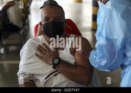 Tegucigalpa, Tegucigalpa, Honduras. 11 août 2021. Les volontaires de l'essai de croisement de vaccins sont arrivés tôt le matin. Tegucigalpa, Honduras.Â l'Université nationale autonome du Honduras (UNAH) a repris l'essai clinique pour le croisement des vaccins aux volontaires qui ont reçu la première dose de Spoutnik V en mai.Â les participants à l'étude ont reçu le vaccin Modena en deuxième dose et d'autres recevront le médicament Pfizer 1000 bénévoles qui doivent vacciner. (Credit image: © Milo Espinoza/ZUMA Press Wire) Banque D'Images