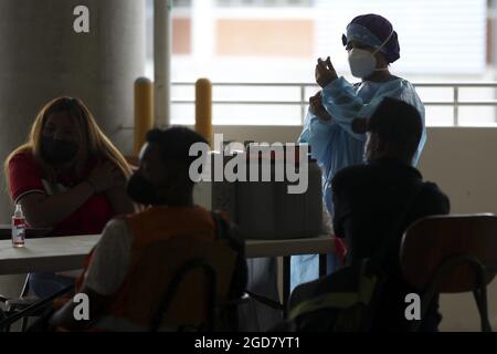 Tegucigalpa, Tegucigalpa, Honduras. 11 août 2021. Une infirmière prépare une dose de vaccin Moderna. Tegucigalpa, Honduras.Â l'Université nationale autonome du Honduras (UNAH) a repris l'essai clinique pour le croisement des vaccins aux volontaires qui ont reçu la première dose de Spoutnik V en mai.Â les participants à l'étude ont reçu le vaccin Modena en deuxième dose et d'autres recevront le médicament Pfizer 1000 bénévoles qui doivent vacciner. (Credit image: © Milo Espinoza/ZUMA Press Wire) Banque D'Images